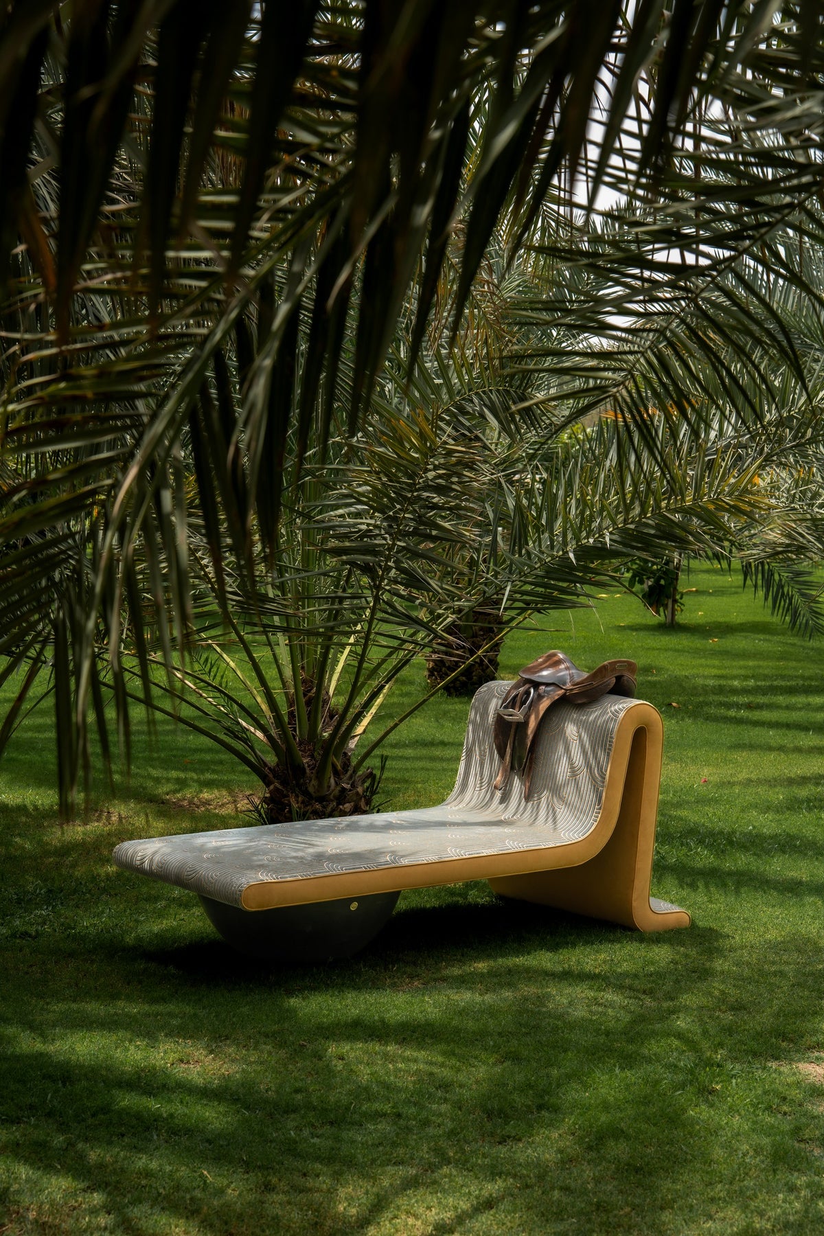 Lacuna daybed in green, under palms